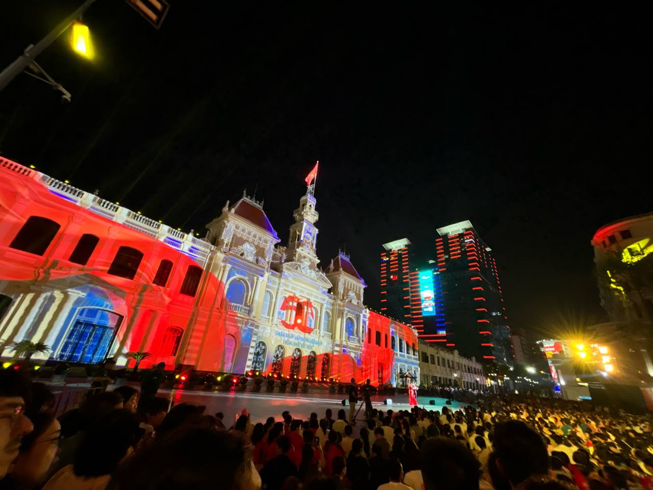 Trung tâm TP.HCM đông nghẹt người: 2.000 drone và màn trình diễn pháo hoa đang được mong chờ nhất lúc này!- Ảnh 3.