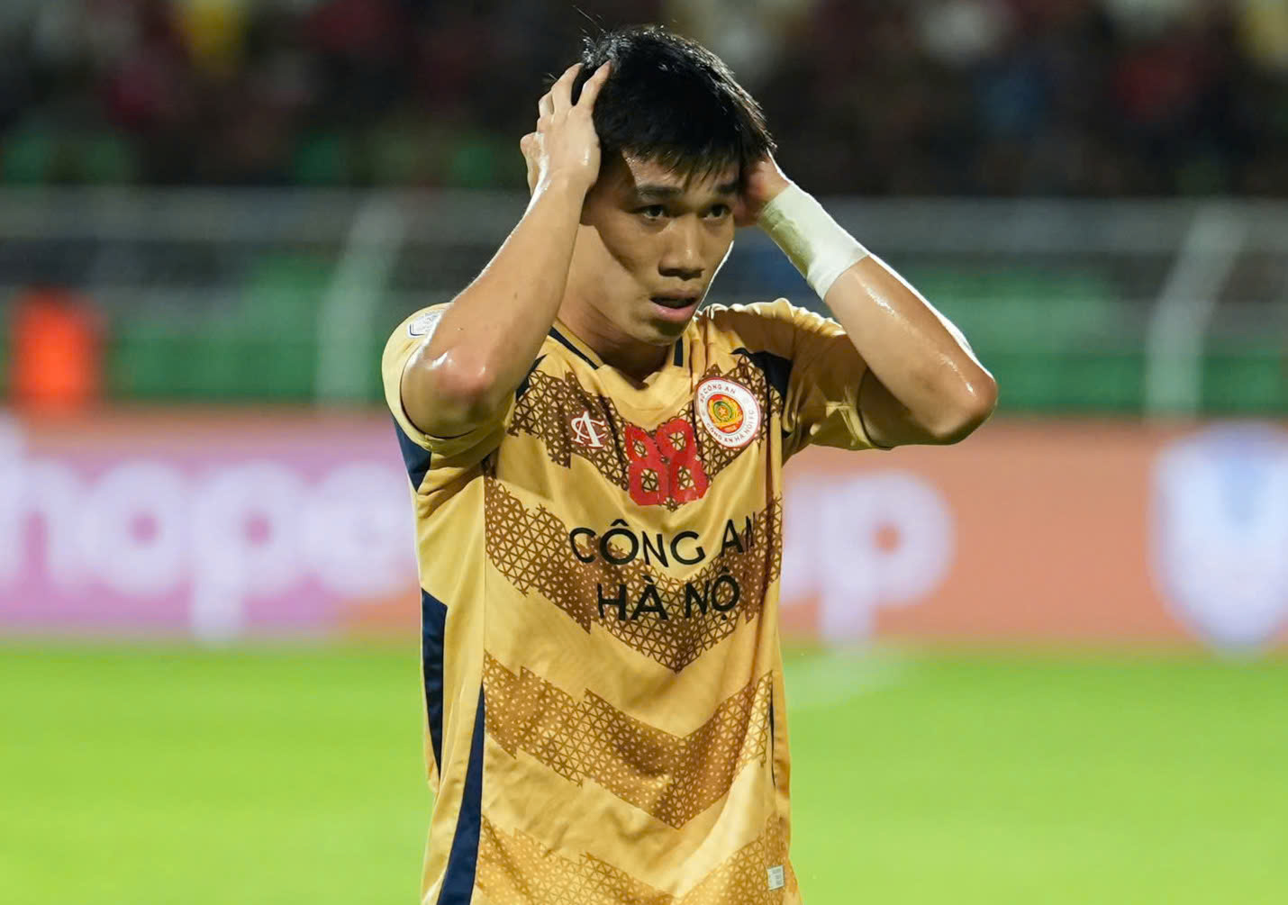 Lộ video Văn Thanh nắm tay gái xinh trên phố, hotgirl hiền dịu khác hẳn lúc tung cú đấm "sấm sét" khiến netizen "rén ngang" - Ảnh 3.