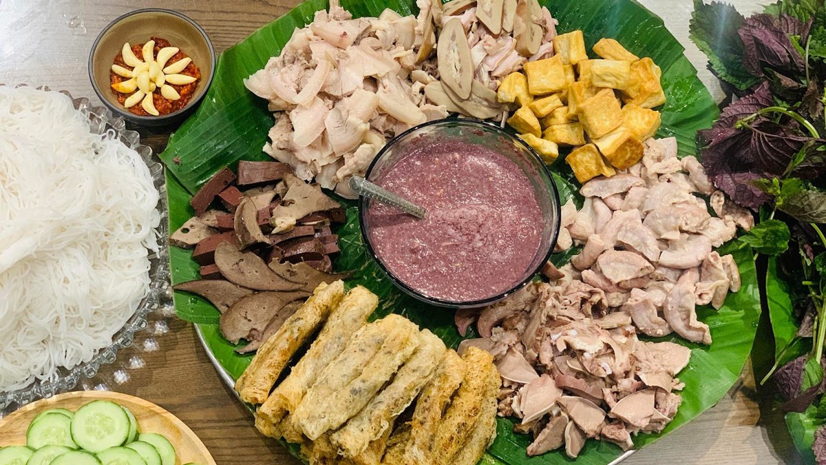 Khách Tây nếm thử mắm tôm của Việt Nam rồi khẳng định: Ăn xong tôi sẽ đi hôn một cô gái! - Ảnh 1.