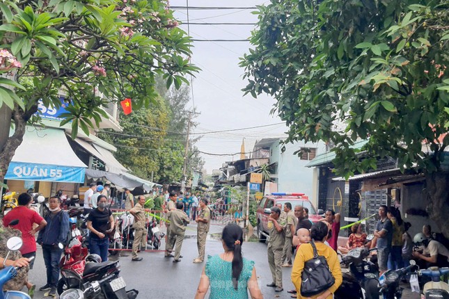 Cháy nhà TPHCM: Căn nhà bốc cháy dữ dội khiến 3 người tử vong tại quận 8 - Ảnh 4. Cháy nhà TPHCM: Căn nhà bốc cháy dữ dội khiến 3 người tử vong tại quận 8 - Ảnh 4.
