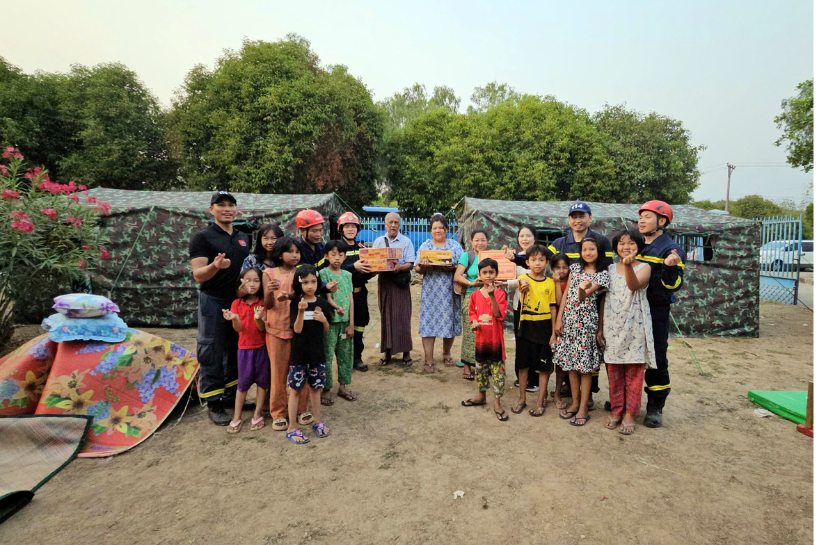 VIDEO: Đoàn cứu hộ Việt Nam dựng lều, khám bệnh cho nạn nhân động đất ở Myanmar- Ảnh 1. VIDEO: Đoàn cứu hộ Việt Nam dựng lều, khám bệnh cho nạn nhân động đất ở Myanmar- Ảnh 1.