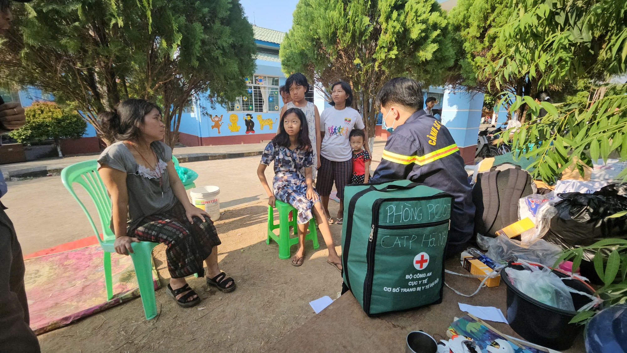 VIDEO: Đoàn cứu hộ Việt Nam dựng lều, khám bệnh cho nạn nhân động đất ở Myanmar- Ảnh 2. VIDEO: Đoàn cứu hộ Việt Nam dựng lều, khám bệnh cho nạn nhân động đất ở Myanmar- Ảnh 2.