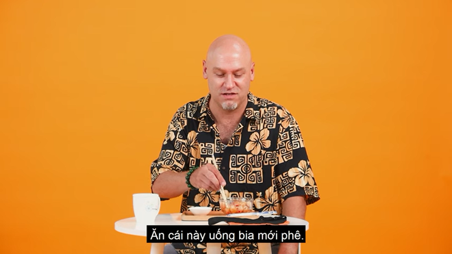 Khách Tây nếm thử mắm tôm của Việt Nam rồi khẳng định: Ăn xong tôi sẽ đi hôn một cô gái! - Ảnh 5.