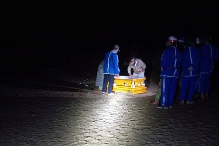 Thi thể nam giới không nguyên vẹn trôi dạt vào bờ biển Phú Yên gây xôn xao - Ảnh 2.