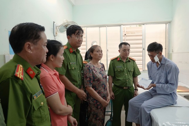 C&ocirc;ng an x&atilde; bị thương khi bắt đối tượng t&agrave;ng trữ ma t&uacute;y tại B&igrave;nh Thuận - Ảnh 4.