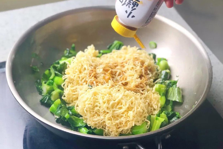 C&aacute;ch x&agrave;o mỳ Trung Quốc kh&ocirc;ng bị v&oacute;n cục, dai ngon v&agrave; đậm đ&agrave; hương vị - Ảnh 7.