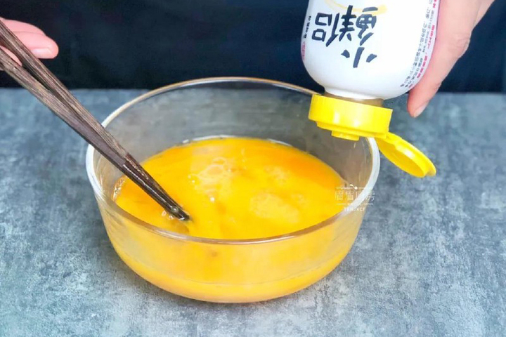 C&aacute;ch x&agrave;o mỳ Trung Quốc kh&ocirc;ng bị v&oacute;n cục, dai ngon v&agrave; đậm đ&agrave; hương vị - Ảnh 4.