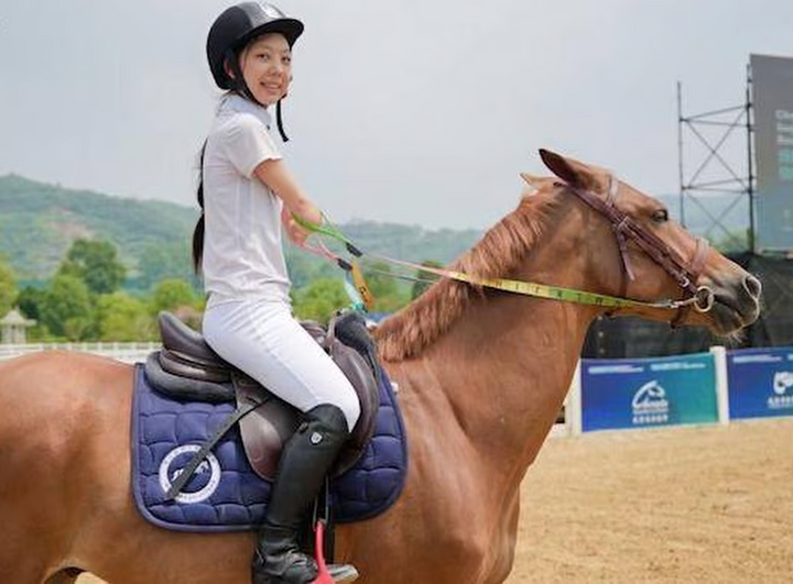 Cô gái mất cả tay trở thành chuyên gia trang điểm và vận động viên cưỡi ngựa - Ảnh 2.