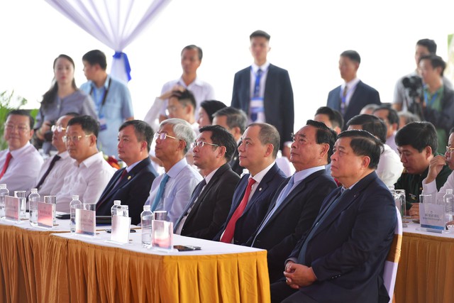Con trai của tỷ phú Phạm Nhật Vượng xuất hiện tại lễ khởi công siêu đô thị lấn biển lớn nhất Việt Nam: 25 tuổi là CEO công ty cho thuê xe số một tại Việt Nam, là cổ đông lớn của công ty năng lượng vừa thành lập - Ảnh 1.