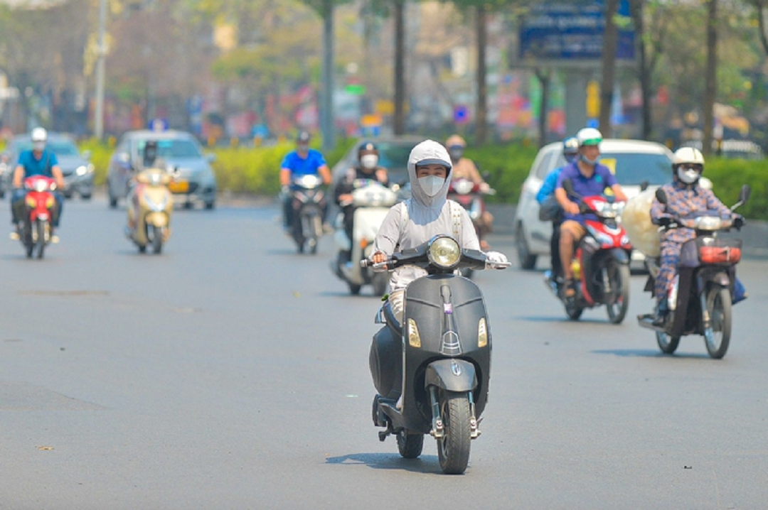 Miền Bắc nắng n&oacute;ng gay gắt trước kh&iacute; kh&ocirc;ng kh&iacute; lạnh về, thời tiết 10 ng&agrave;y tới thay đổi bất ngờ- Ảnh 1.