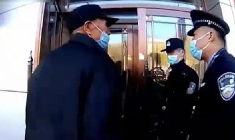 Cụ ông 89 tuổi mất tiền sau khi rút tại ATM: Cảnh báo lừa đảo tinh vi - Ảnh 2.