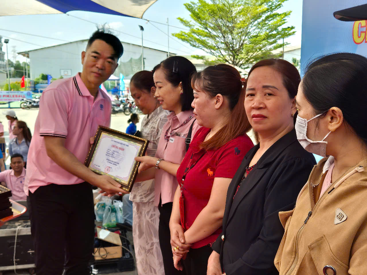 Một c&ocirc;ng ty ở TP HCM tặng 993 chỉ v&agrave;ng cho c&ocirc;ng nh&acirc;n- Ảnh 2.