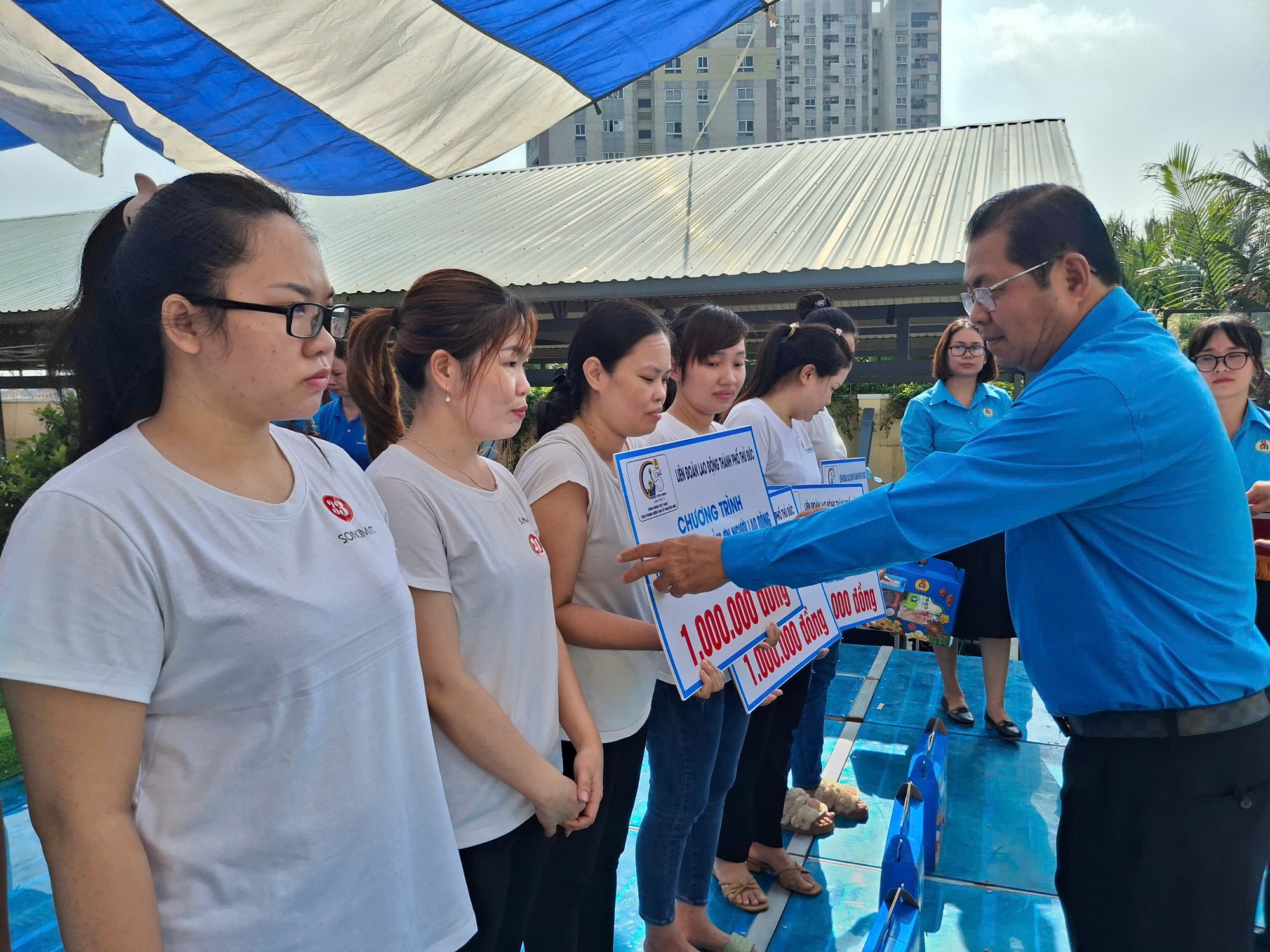 Một c&ocirc;ng ty ở TP HCM tặng 993 chỉ v&agrave;ng cho c&ocirc;ng nh&acirc;n- Ảnh 3.