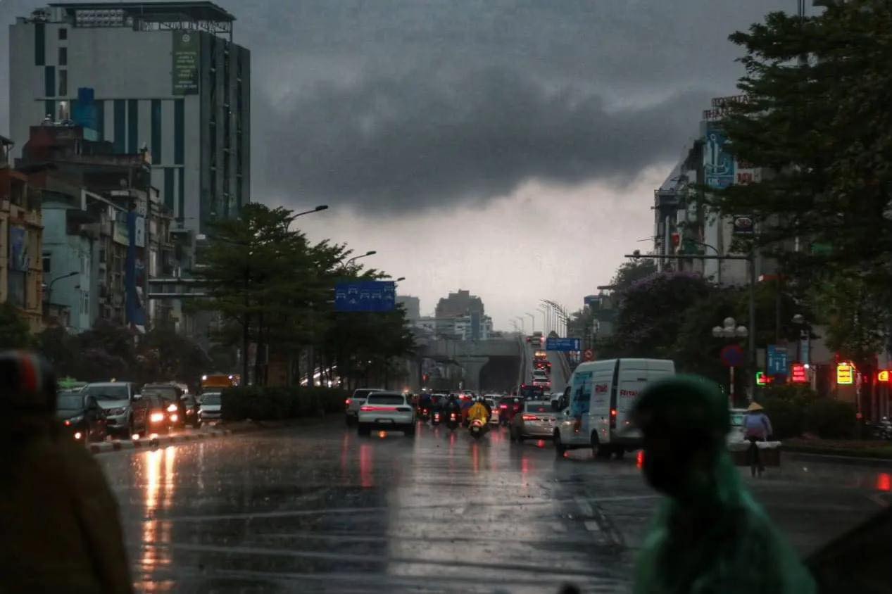 Mây giông "khổng lồ" ùn ùn kéo về bao trùm Hà Nội, mưa lớn gần giờ tan tầm khiến nhiều người trở tay không kịp - Ảnh 6. Mây giông "khổng lồ" ùn ùn kéo về bao trùm Hà Nội, mưa lớn gần giờ tan tầm khiến nhiều người trở tay không kịp - Ảnh 6.
