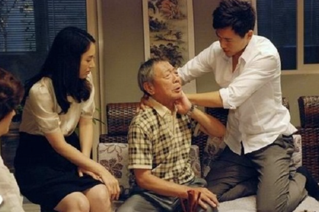 Ng&agrave;y gi&aacute; v&agrave;ng lập đỉnh, con d&acirc;u đem hết tiền trong nh&agrave; đi mua v&agrave;ng, bố chồng vội can: "C&ocirc; đang l&agrave;m g&igrave; vậy?"- Ảnh 1.