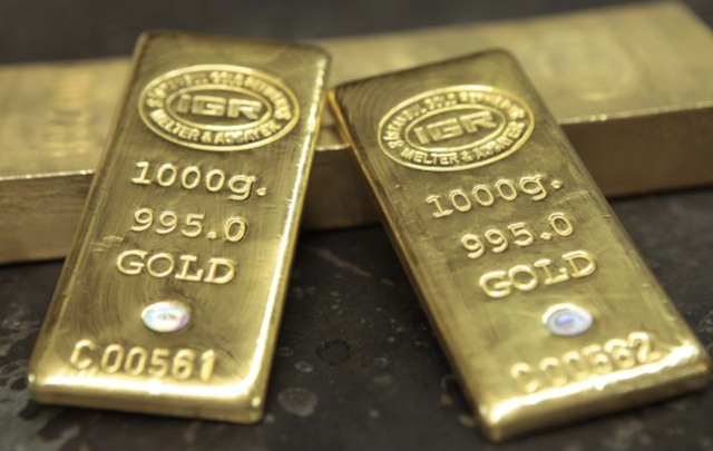 Ng&agrave;y gi&aacute; v&agrave;ng lập đỉnh, con d&acirc;u đem hết tiền trong nh&agrave; đi mua v&agrave;ng, bố chồng vội can: "C&ocirc; đang l&agrave;m g&igrave; vậy?"- Ảnh 2.