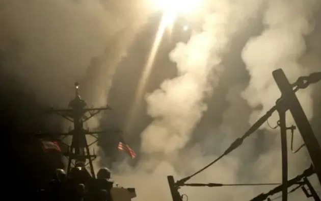 Houthi phóng tên lửa tấn công hai tàu sân bay Mỹ - Ảnh 2.