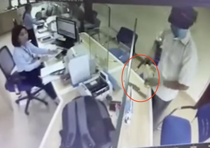 Người đàn ông bịt mặt cầm dao cướp ngân hàng tại Hà Nội - Ảnh 1.