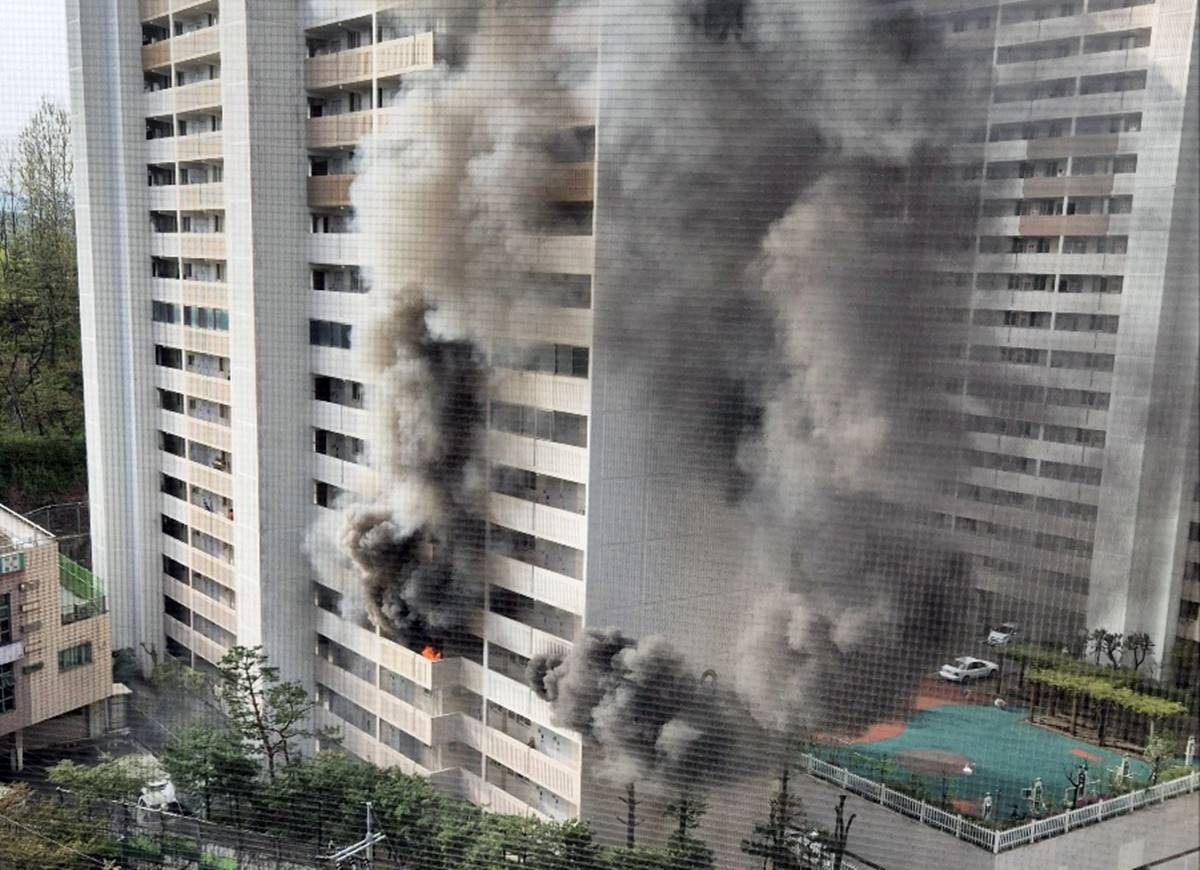 Ch&aacute;y chung cư 21 tầng ở Seoul: Người d&acirc;n hoảng loạn nhảy xuống từ ban c&ocirc;ng, ph&aacute;t hiện vật bất ngờ tại hiện trường- Ảnh 1.