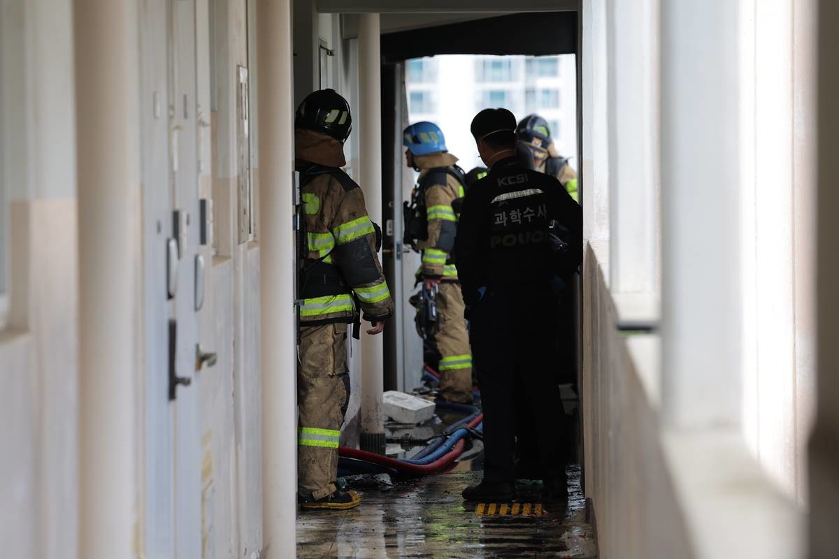 Ch&aacute;y chung cư 21 tầng ở Seoul: Người d&acirc;n hoảng loạn nhảy xuống từ ban c&ocirc;ng, ph&aacute;t hiện vật bất ngờ tại hiện trường- Ảnh 3.