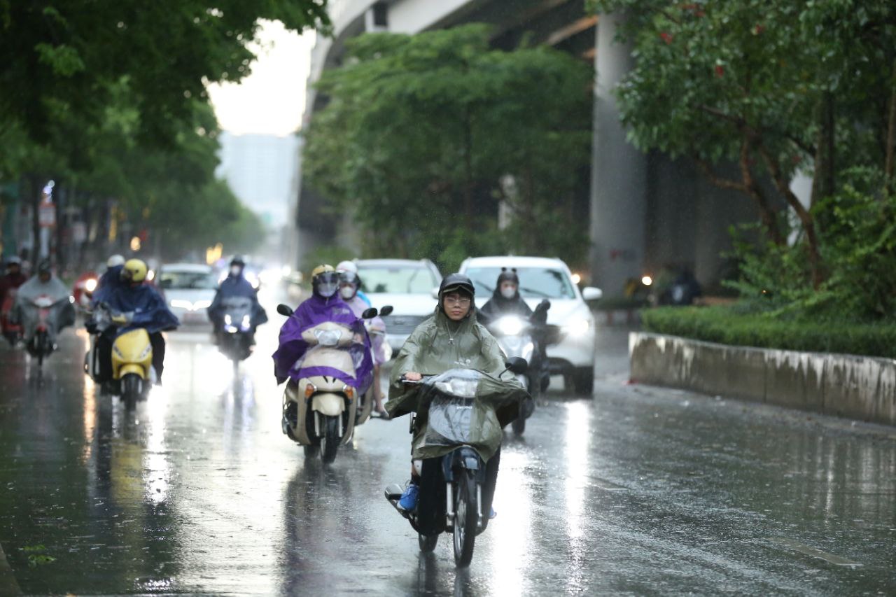 Mây giông "khổng lồ" ùn ùn kéo về bao trùm Hà Nội, mưa lớn gần giờ tan tầm khiến nhiều người trở tay không kịp - Ảnh 7. Mây giông "khổng lồ" ùn ùn kéo về bao trùm Hà Nội, mưa lớn gần giờ tan tầm khiến nhiều người trở tay không kịp - Ảnh 7.