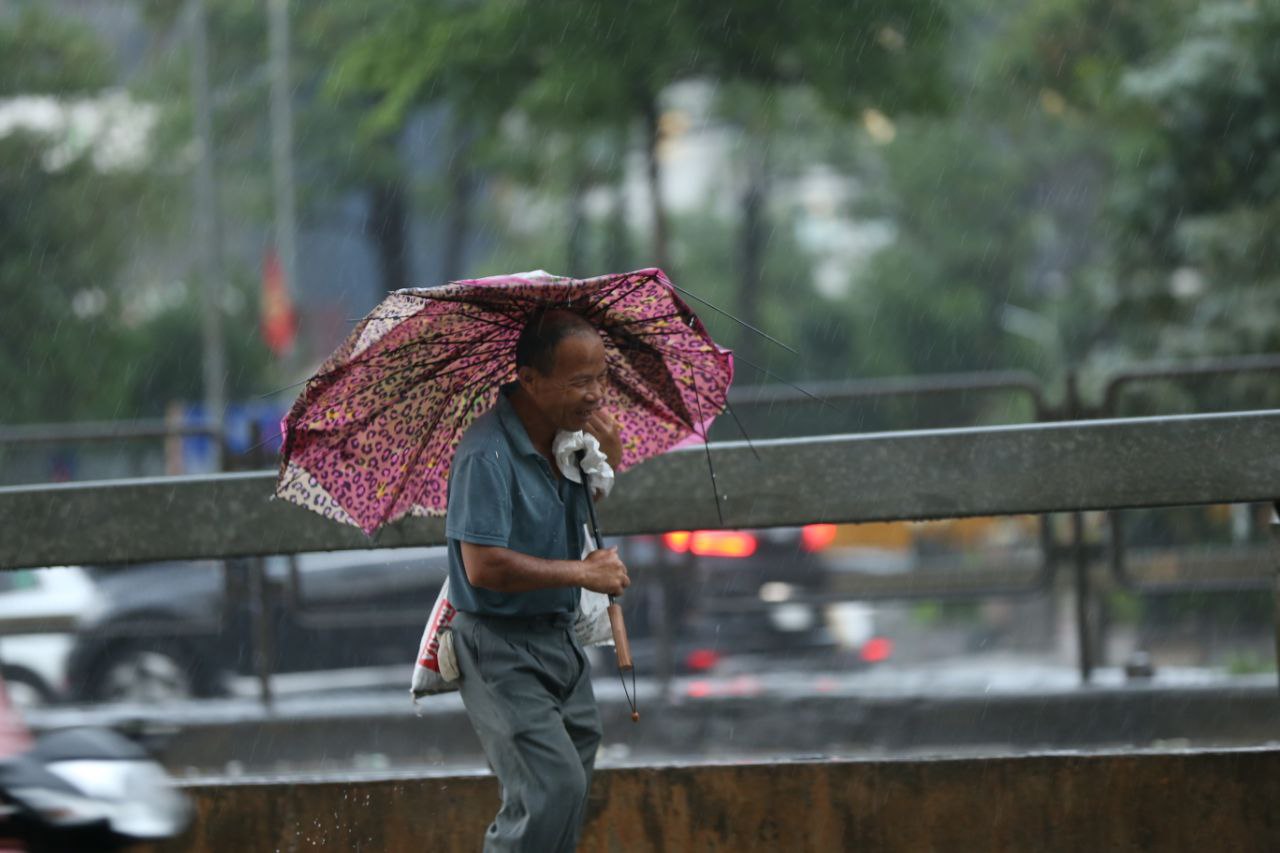 Mây giông "khổng lồ" ùn ùn kéo về bao trùm Hà Nội, mưa lớn gần giờ tan tầm khiến nhiều người trở tay không kịp - Ảnh 13. Mây giông "khổng lồ" ùn ùn kéo về bao trùm Hà Nội, mưa lớn gần giờ tan tầm khiến nhiều người trở tay không kịp - Ảnh 13.