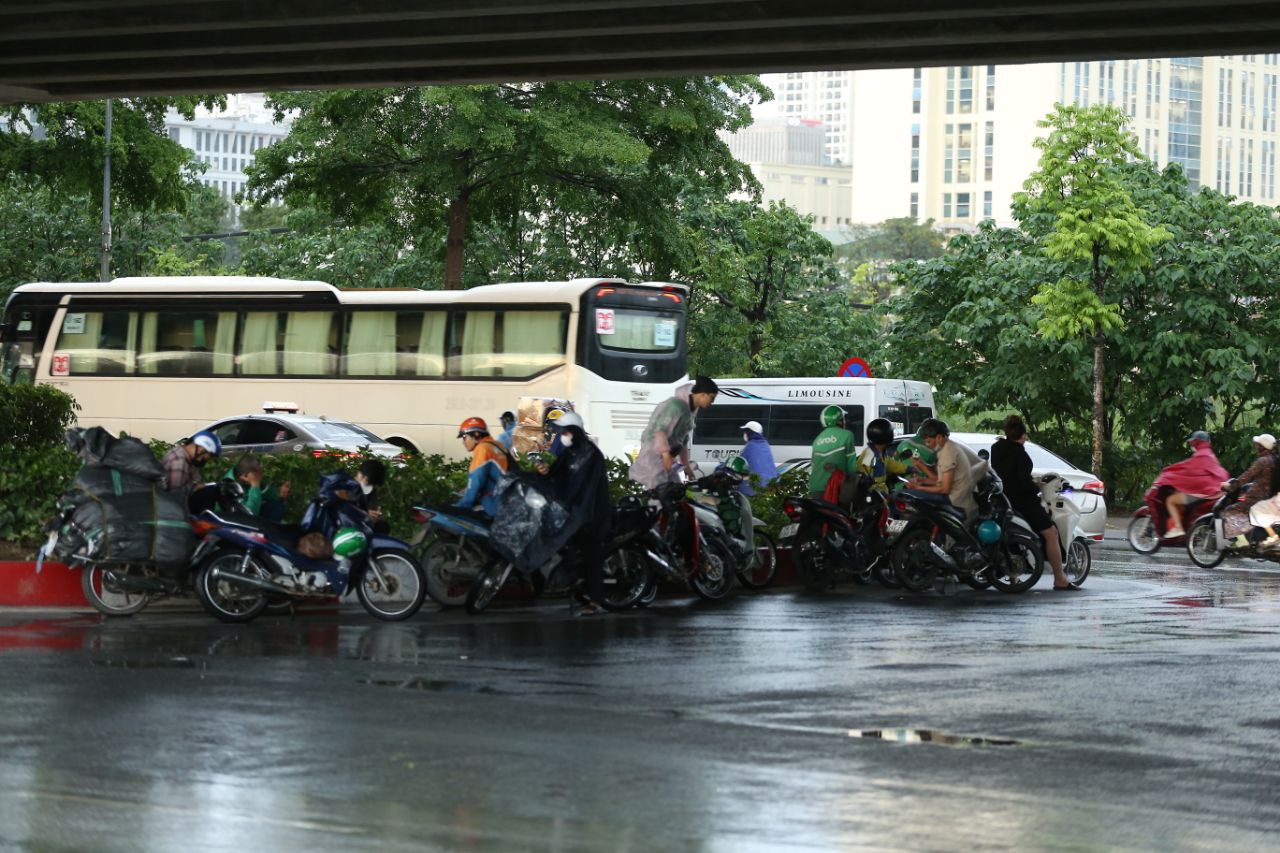 Mây giông "khổng lồ" ùn ùn kéo về bao trùm Hà Nội, mưa lớn gần giờ tan tầm khiến nhiều người trở tay không kịp - Ảnh 14. Mây giông "khổng lồ" ùn ùn kéo về bao trùm Hà Nội, mưa lớn gần giờ tan tầm khiến nhiều người trở tay không kịp - Ảnh 14.