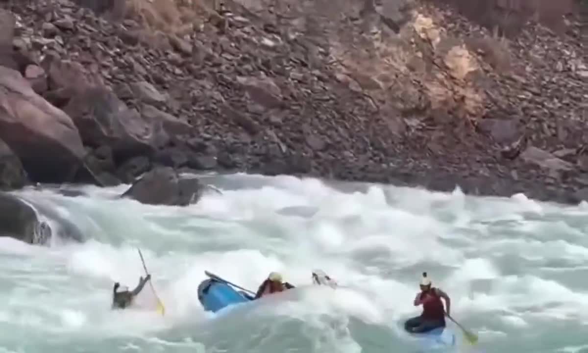 Du khách thiệt mạng khi tham gia du lịch mạo hiểm trên sông Hằng - Ảnh 1.