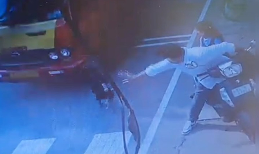 Cậu bé chạy ra đường khiến người bố thót tim, khoảnh khắc không thể quên - Ảnh 2.