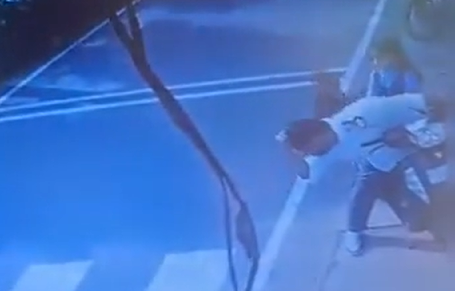 Cậu bé chạy ra đường khiến người bố thót tim, khoảnh khắc không thể quên - Ảnh 3.