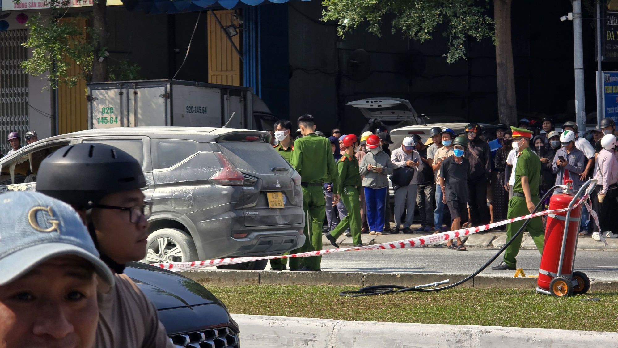 Hai người tử vong bên xe dịch vụ bị cháy tại Đà Nẵng , điều tra nguyên nhân vụ việc - Ảnh 1. Hai người tử vong bên xe dịch vụ bị cháy tại Đà Nẵng , điều tra nguyên nhân vụ việc - Ảnh 1.