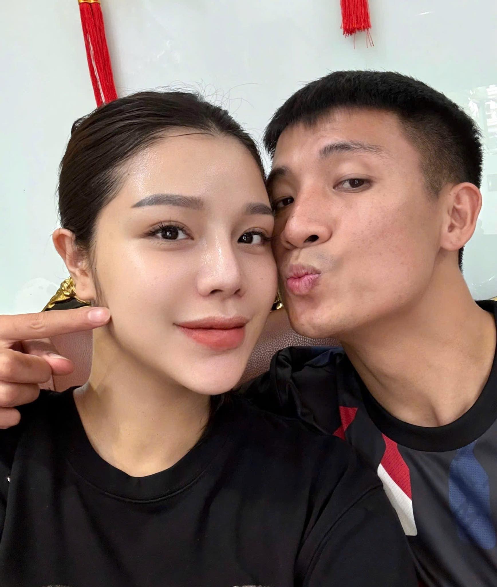Vợ Bùi Tiến Dũng lộ diện trên bàn sinh em bé, nhan sắc đỉnh của chóp, hạnh phúc viên mãn sau thăng trầm hôn nhân- Ảnh 3.