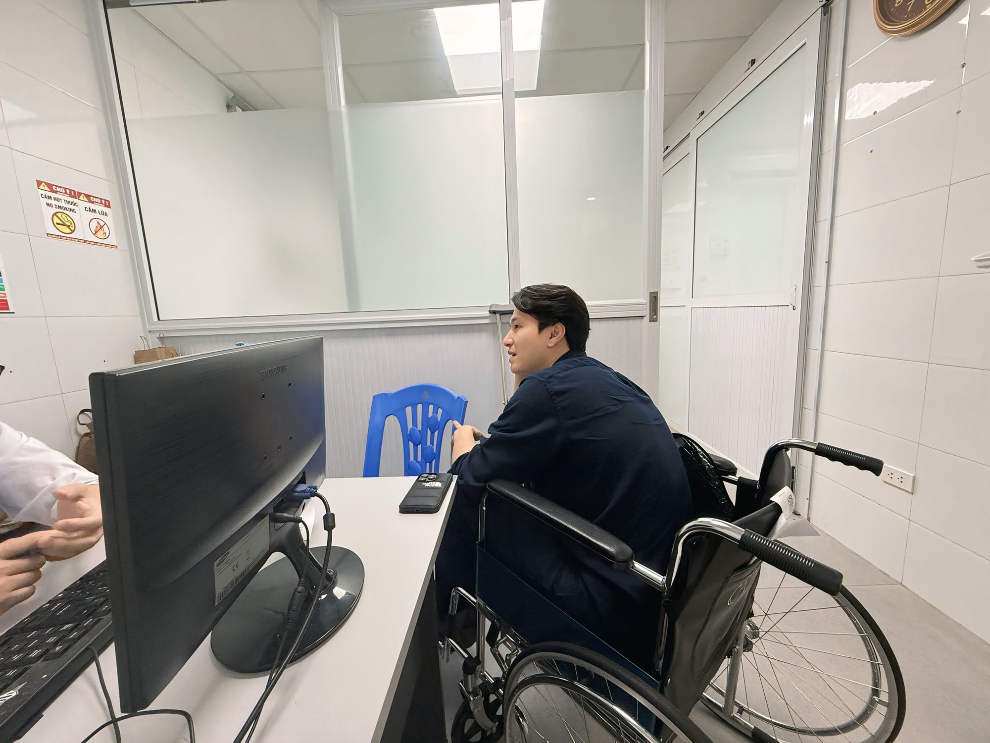 Th&ecirc;m 1 sao nam Vbiz phải ngồi xe lăn trong bệnh viện sau chấn thương khi chơi pickleball- Ảnh 1.