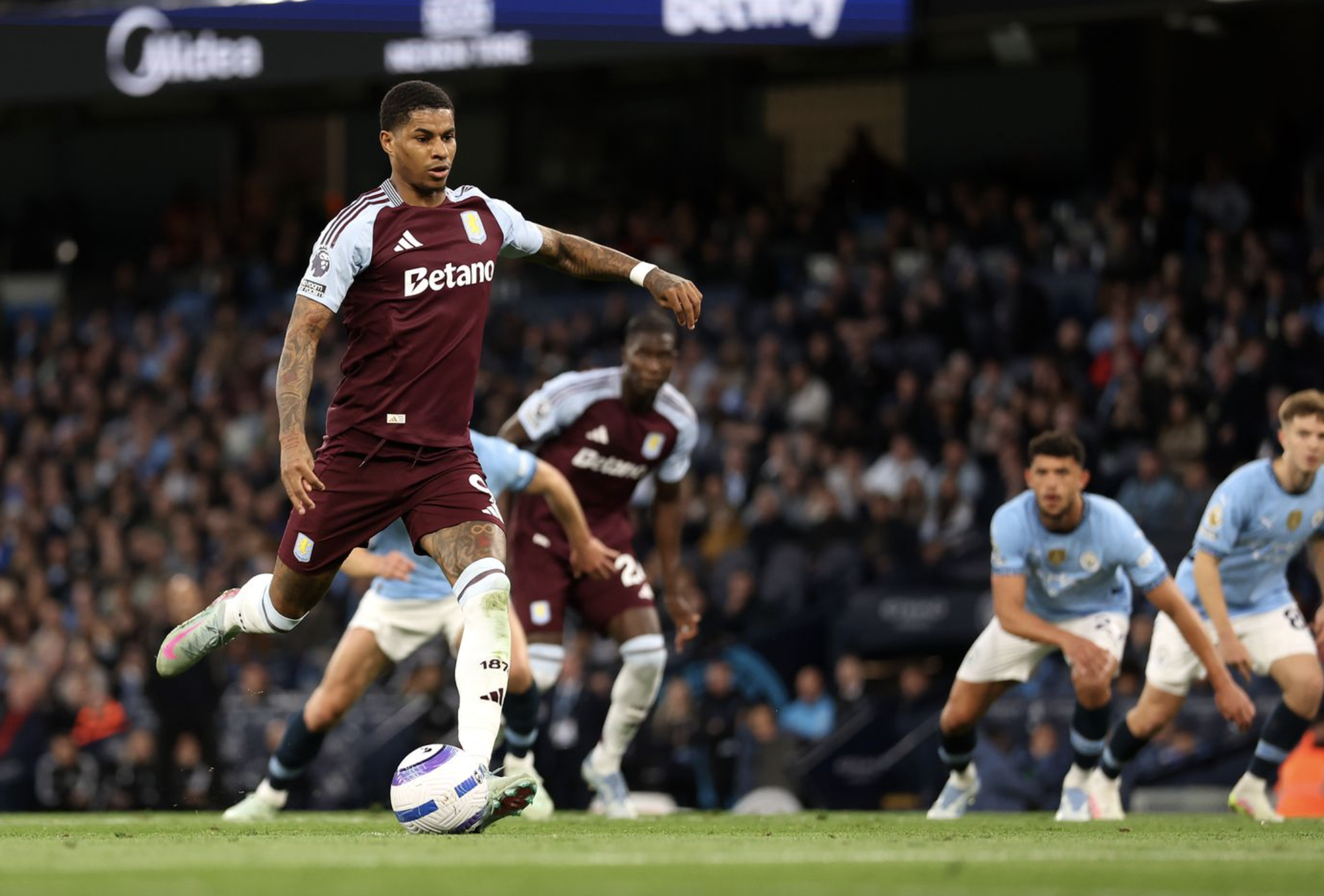 Thắng Aston Villa kịch tính phút bù giờ, Man City vào top 3 Ngoại hạng- Ảnh 2.