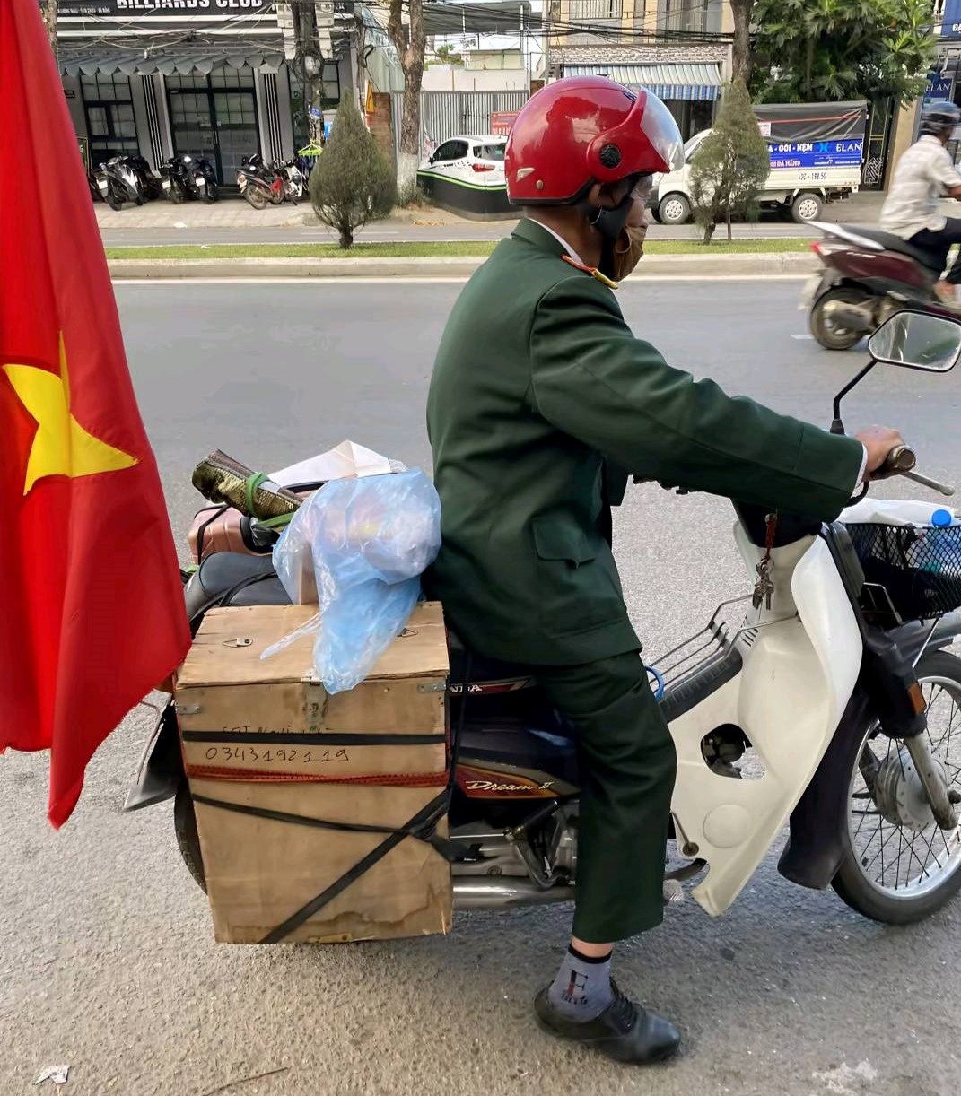 VIDEO: Cựu chiến binh 76 tuổi tự l&aacute;i xe m&aacute;y đi hơn 1.500 km v&agrave;o TP HCM xem diễu binh 30-4- Ảnh 2.