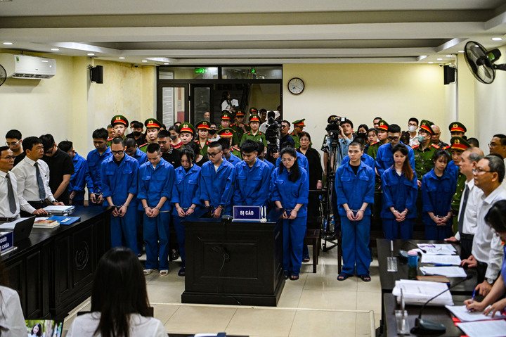 Nước mắt người mẹ Tại phiên xét xử nhóm ‘ quái xế ’ tông chết con gái dừng đèn đỏ - Ảnh 2.