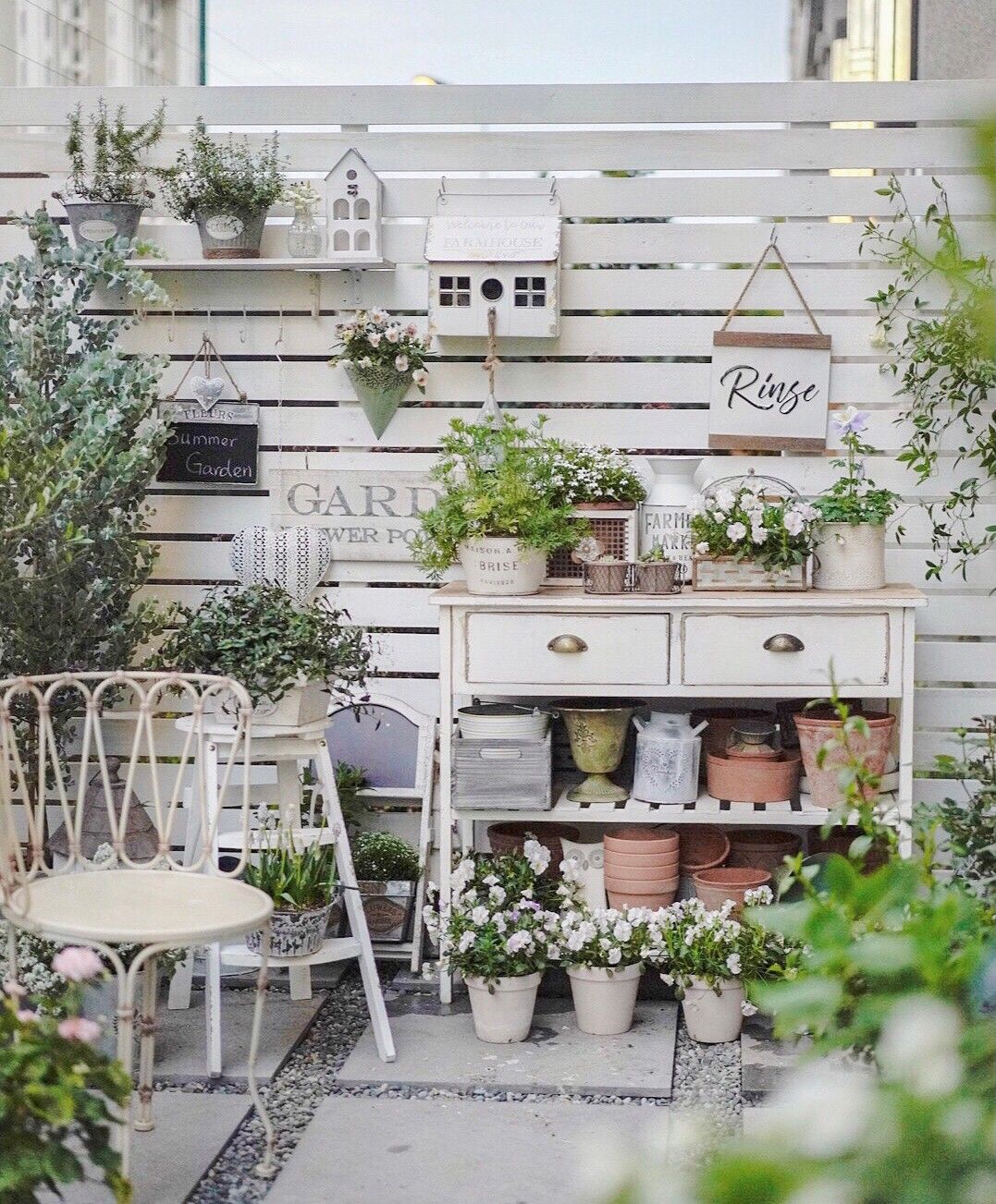 Chỉ vỏn vẹn 20m2 nhưng khu vườn sân thượng của đôi vợ chồng này như 1 "xứ sở thần tiên" thu nhỏ! - Ảnh 11.