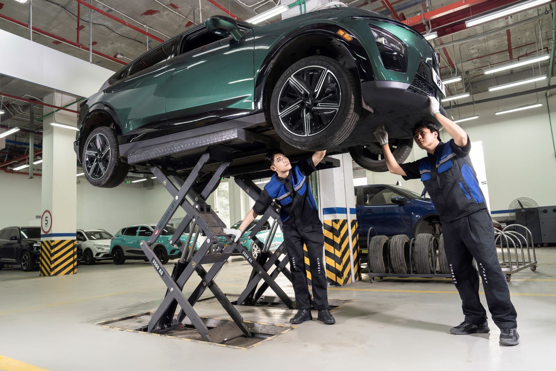 Trạm sạc khắp nơi, dịch vụ hậu mãi 5 sao: Lý do VinFast chinh phục khách hàng Việt- Ảnh 3.