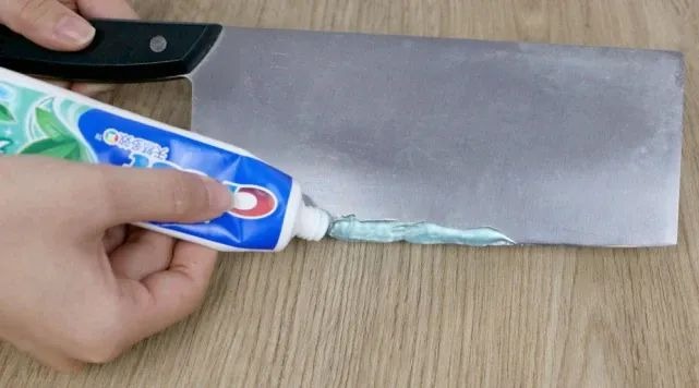 Bôi kem đánh răng lên lưỡi dao, hiệu quả "vàng mười" đến nỗi người người đua nhau làm - Ảnh 2.