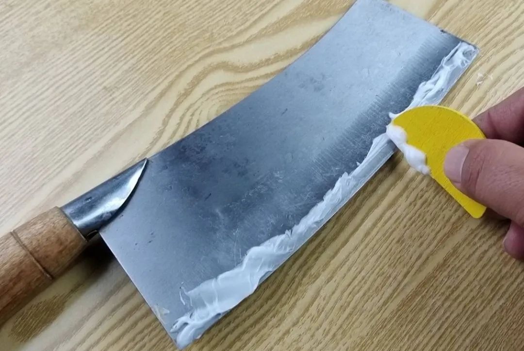 Bôi kem đánh răng lên lưỡi dao, hiệu quả "vàng mười" đến nỗi người người đua nhau làm - Ảnh 3.