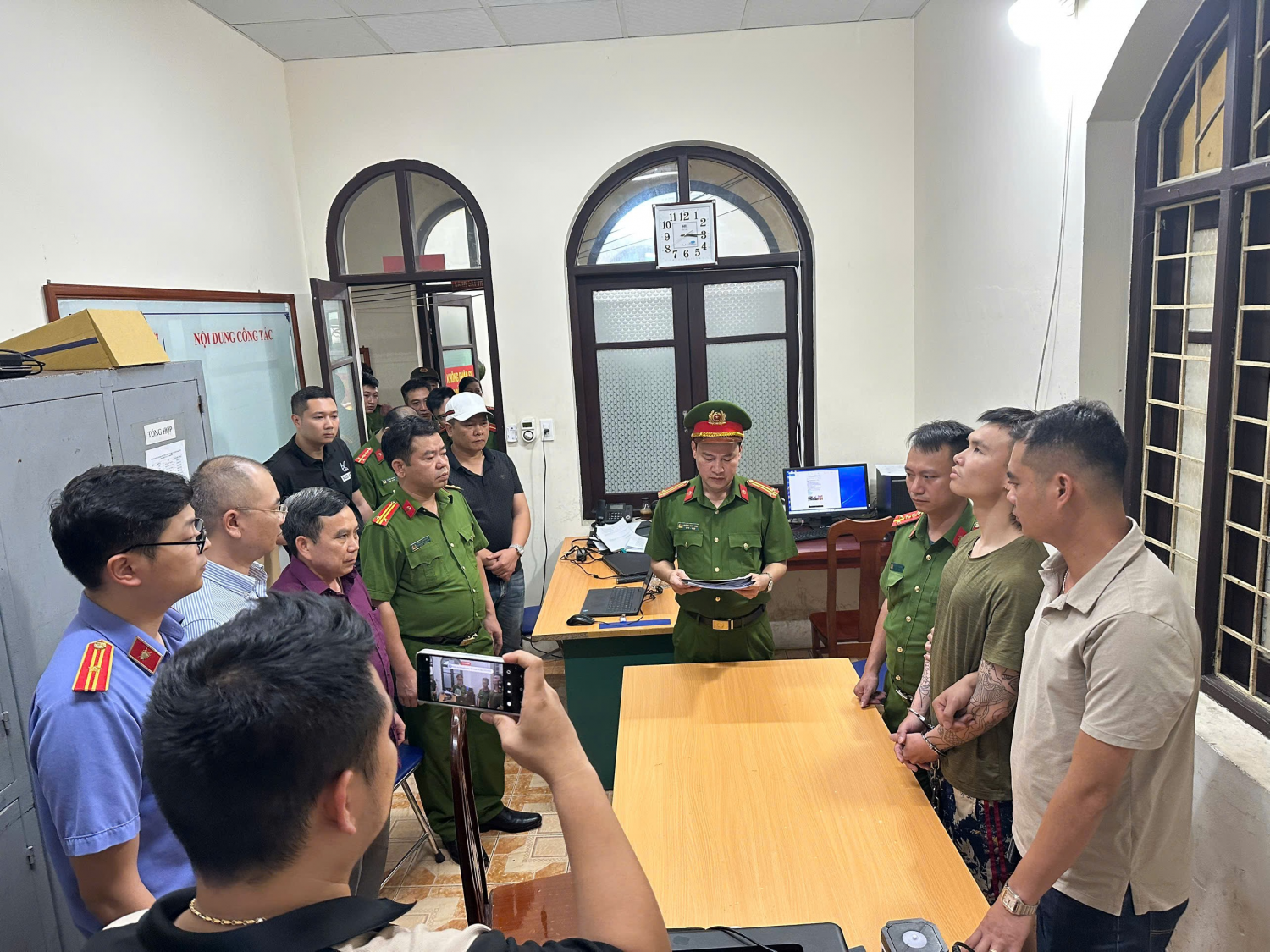 Ngáo đá, loạn thần, người đàn ông vô cớ hành hung hơn 10 người đi đường- Ảnh 1.