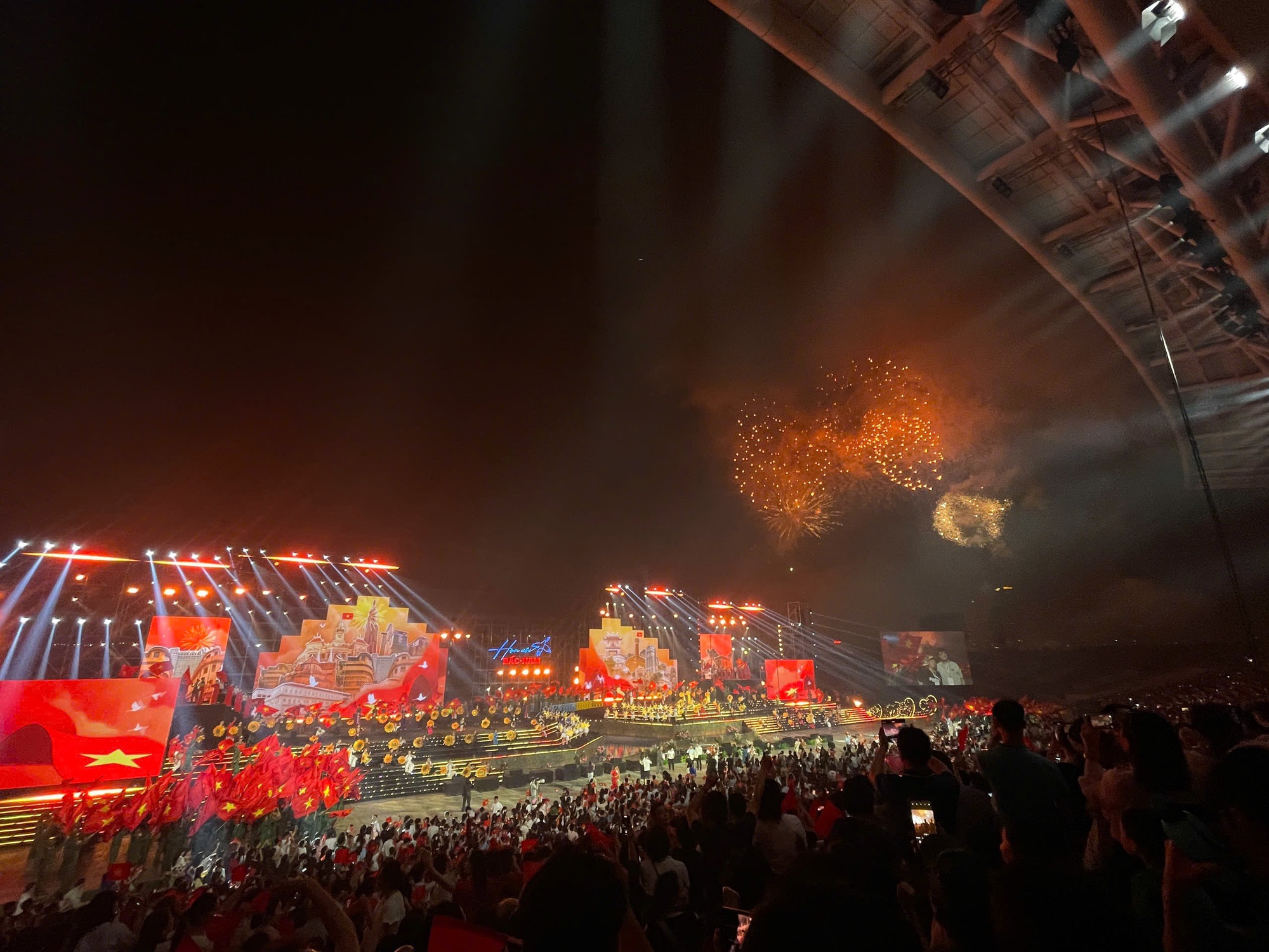 Chiêm ngưỡng đêm Hà Nội rực rỡ pháo hoa mừng đại lễ 30/4: Người dân ùn ùn kéo nhau đi xem, vui như đón Tết- Ảnh 11.