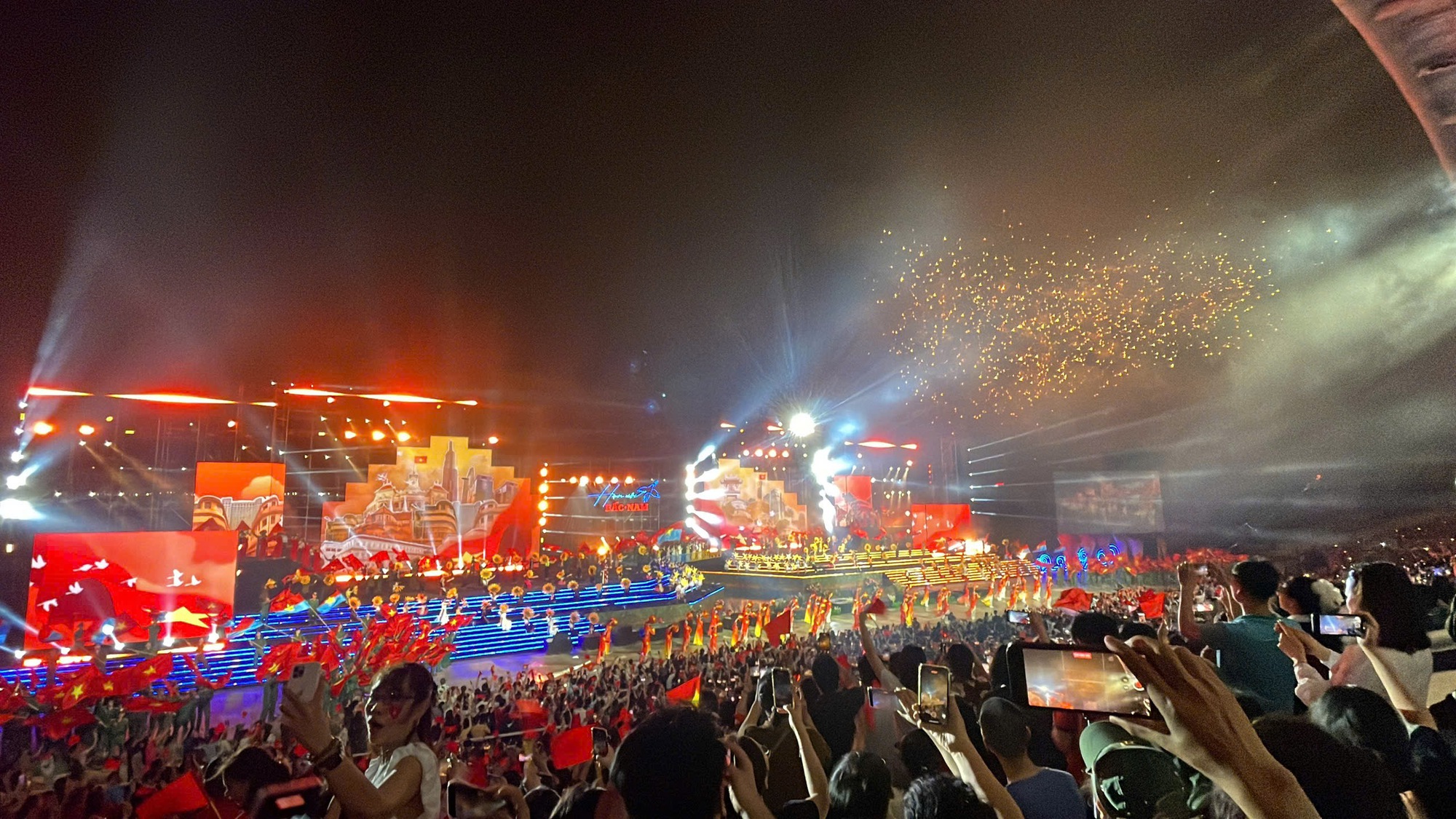 Chiêm ngưỡng đêm Hà Nội rực rỡ pháo hoa mừng đại lễ 30/4: Người dân ùn ùn kéo nhau đi xem, vui như đón Tết- Ảnh 10.