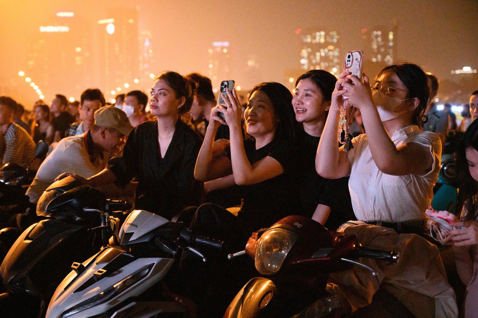 Chiêm ngưỡng đêm Hà Nội rực rỡ pháo hoa mừng đại lễ 30/4: Người dân ùn ùn kéo nhau đi xem, vui như đón Tết- Ảnh 16.