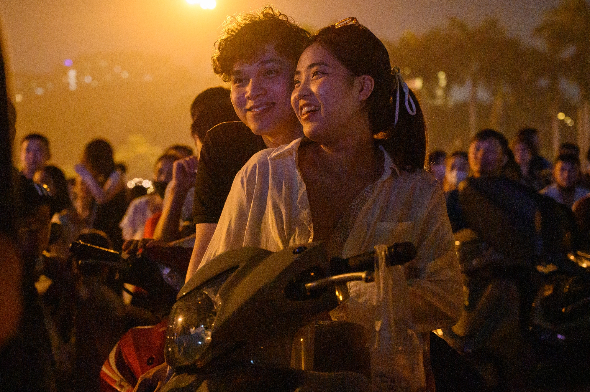 Chiêm ngưỡng đêm Hà Nội rực rỡ pháo hoa mừng đại lễ 30/4: Người dân ùn ùn kéo nhau đi xem, vui như đón Tết- Ảnh 15.