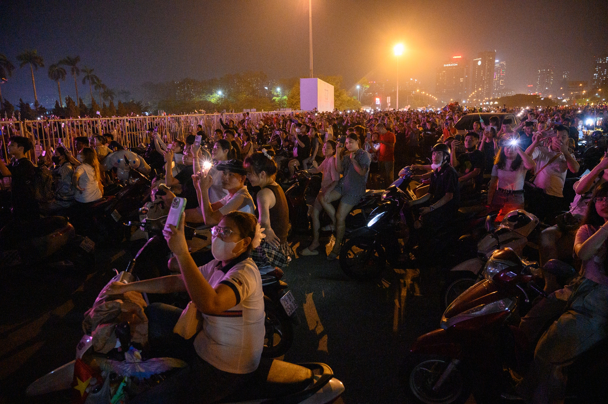 Chiêm ngưỡng đêm Hà Nội rực rỡ pháo hoa mừng đại lễ 30/4: Người dân ùn ùn kéo nhau đi xem, vui như đón Tết- Ảnh 14.