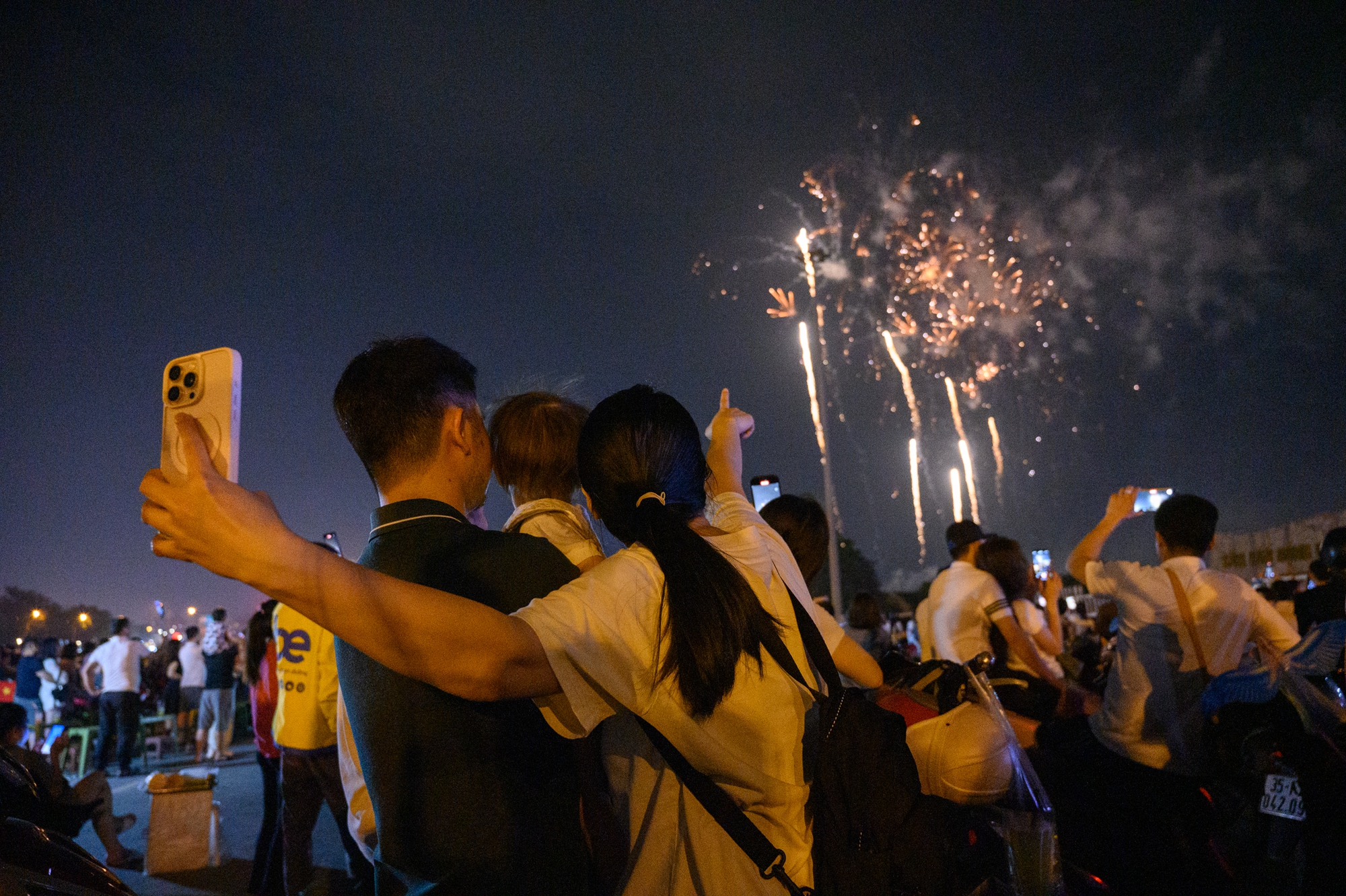 Chiêm ngưỡng đêm Hà Nội rực rỡ pháo hoa mừng đại lễ 30/4: Người dân ùn ùn kéo nhau đi xem, vui như đón Tết- Ảnh 12.