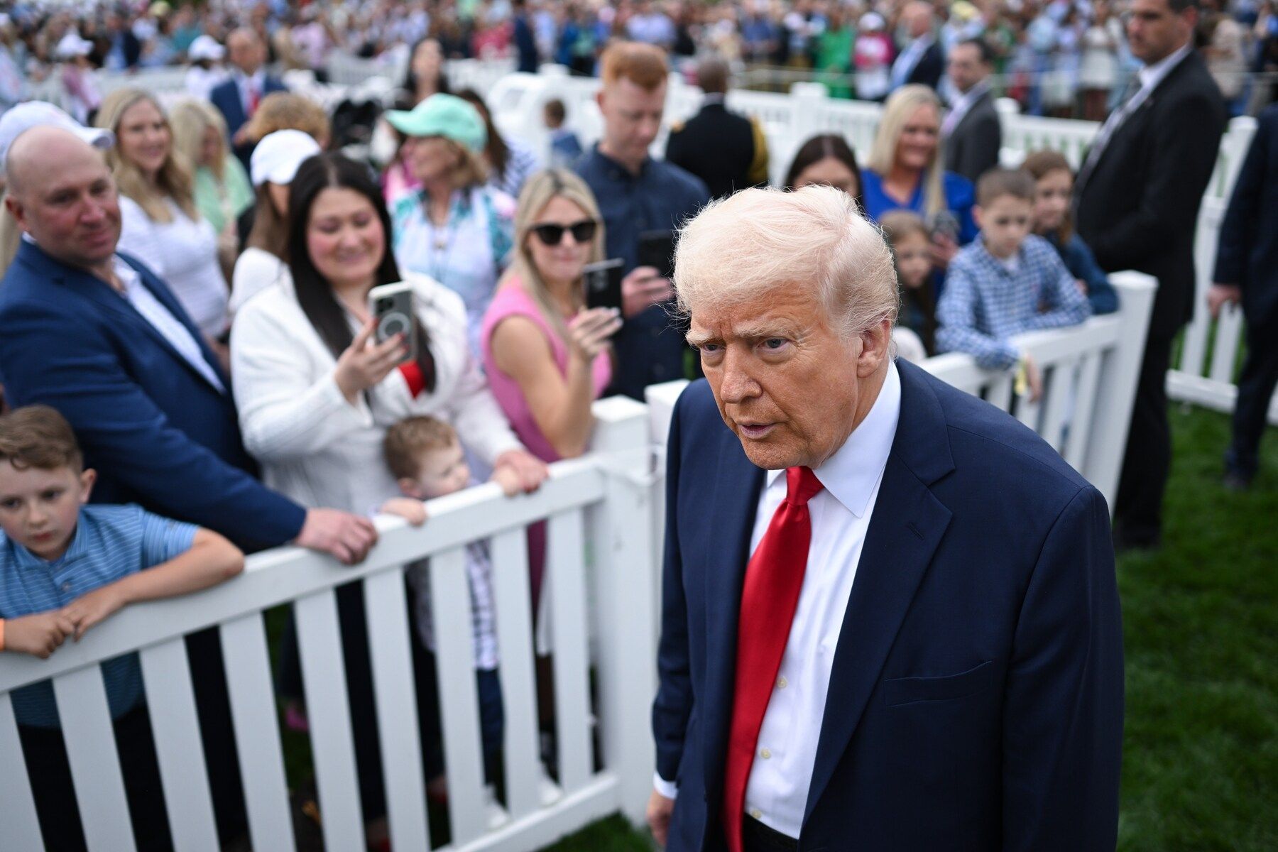 Ông Trump có thể đem Chủ tịch Fed làm 'hình nhân thế mạng'- Ảnh 2.