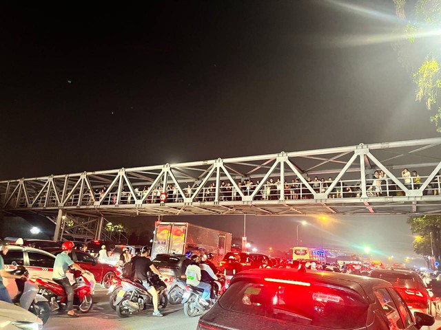 Chiêm ngưỡng đêm Hà Nội rực rỡ pháo hoa mừng đại lễ 30/4: Người dân ùn ùn kéo nhau đi xem, vui như đón Tết- Ảnh 3.