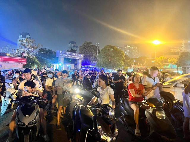 Chiêm ngưỡng đêm Hà Nội rực rỡ pháo hoa mừng đại lễ 30/4: Người dân ùn ùn kéo nhau đi xem, vui như đón Tết- Ảnh 2.